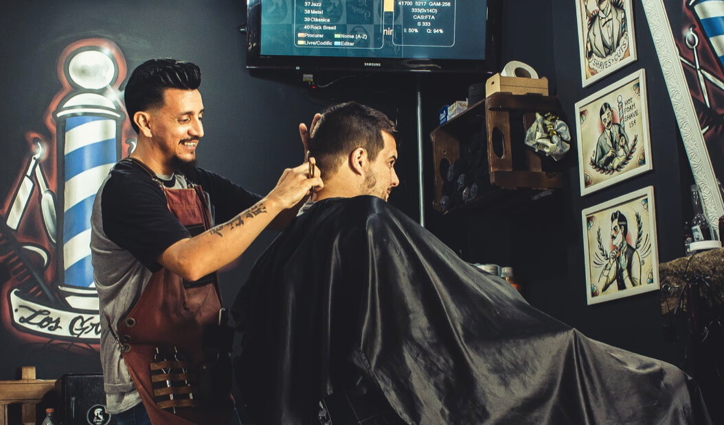 5 Benefits of Going to a Barber